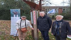 (v. l.) Klaus Schikore, Bürgermeister Torsten Rohde und Klaus Lies vom Friedensbündnis OHZ, bei der Einweihung des Friedenspfahls.