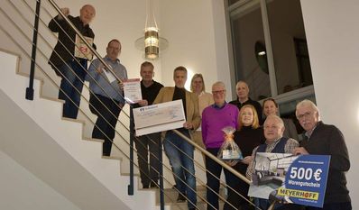 Anzeiger-Geschäftsführerin Anja Kalski (5 v.l.) und Volksbank-Marketingleiter Jens Themsen (3 v.r.) übergaben im Beisein der Sponsoren die Preise an die Gewinner:innen für das WM-Tippspiel.
