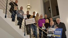 Anzeiger-Geschäftsführerin Anja Kalski (5 v.l.) und Volksbank-Marketingleiter Jens Themsen (3 v.r.) übergaben im Beisein der Sponsoren die Preise an die Gewinner:innen für das WM-Tippspiel.