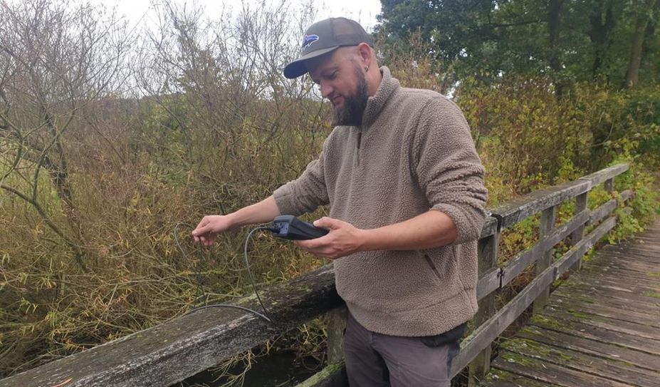 Gewässerwart Philipp Meckel probiert das neue Gerät direkt aus.