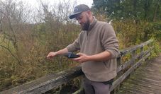 Gewässerwart Philipp Meckel probiert das neue Gerät direkt aus.