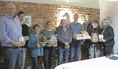 Renate Quintern aus Appeln (4. v. l.) freut sich über den Hauptpreis des Geocaching.