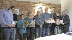 Renate Quintern aus Appeln (4. v. l.) freut sich über den Hauptpreis des Geocaching.
