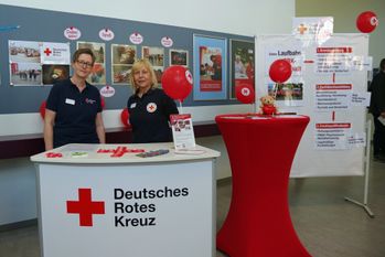 Die DRK-Ehrenamtskoordinatorinnen Katrin Krüger (li.) und Isa Hassler-Röhrmann (re.) am Info-Stand.