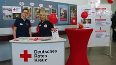Die DRK-Ehrenamtskoordinatorinnen Katrin Krüger (li.) und Isa Hassler-Röhrmann (re.) am Info-Stand.