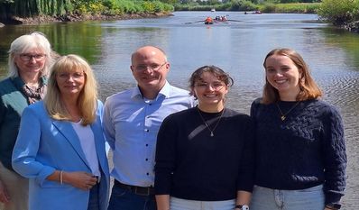 Auf der Steganlage hinter dem Ritterhuder Hamme Forum: (v.l.) Regine Schäfer, Prof. Dr. Renate Freericks, Elmar Schäfer, Geschäftsführer RTV, Hannah Behmer, Amelie Alberts.
