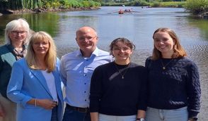 Auf der Steganlage hinter dem Ritterhuder Hamme Forum: (v.l.) Regine Schäfer, Prof. Dr. Renate Freericks, Elmar Schäfer, Geschäftsführer RTV, Hannah Behmer, Amelie Alberts.