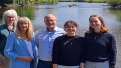 Auf der Steganlage hinter dem Ritterhuder Hamme Forum: (v.l.) Regine Schäfer, Prof. Dr. Renate Freericks, Elmar Schäfer, Geschäftsführer RTV, Hannah Behmer, Amelie Alberts.