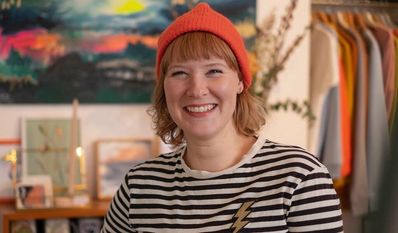 Stephanie Tost hat schon immer gerne und viel „nebenbei“ gemalt, bevor sie den Mut fasste, ihr Hobby zum Beruf zu machen.