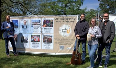 Das erste Mal setzen die Beverstedter auf Bandenwerbung.
Bürgermeister Guido Dieckmann (v. li.), Andreas Frank, Claudia Lühmann und Organisator Detlev Fänger (Jugend-und Familienförderung) sind begeistert.