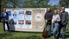 Das erste Mal setzen die Beverstedter auf Bandenwerbung.
Bürgermeister Guido Dieckmann (v. li.), Andreas Frank, Claudia Lühmann und Organisator Detlev Fänger (Jugend-und Familienförderung) sind begeistert.