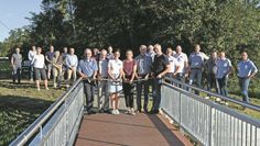 Holger Meyer (v. li.), Michael Schwieger, Birgit Tschierschke, Melanie Steffens, Johann-Martin Hildebrandt und Jens Junge durchtrennen feierlich das Band auf der neuen Brücke über den Mühlenbach.