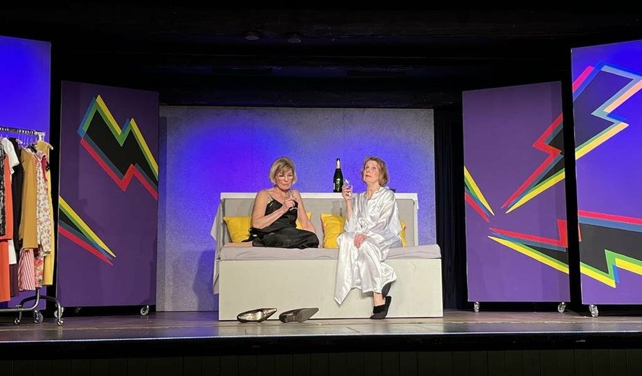 Ohne Sekt geht es nicht: Silke Kühtmann (links) als Cora Hübsch mit Christine Fromme als ihre beste Freundin Jo(hanna).