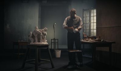 Moritz Fu¨hrmann spielt Bernhard Hoetger mit Stirnfalte und zerquältem Gesicht. Neben dem Film widmen sich die Worpsweder Museen dem Leben Hoetgers zu dessen 150. Geburtstag.