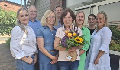 Agens Hildebrandt (Mitte) wird mit einem lächelnden und einem weinenden Auge die Tagespflege verlassen.