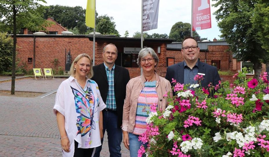 Katja Bergmann (Volksbank Worpswede e.G.), Michael Blechmann (Vertreter des Bürgermeisters), Anette Faouzi (Ortsvorsteherin der Ortschaft Worpswede) und Marc Thoden (Sparkasse Rotenburg Osterholz).
