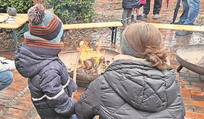 Die Besucher:innen können Stockbrot am offenen Feuer backen.
