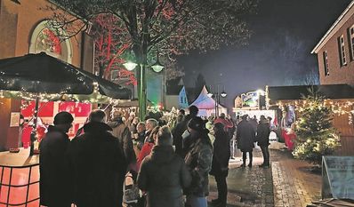 Zwischen dem Rathausmarkt und der Kirche können die Besucher:innen Geschenke kaufen, die weihnachtliche Stimmung genießen und sich mit Freunden austauschen.