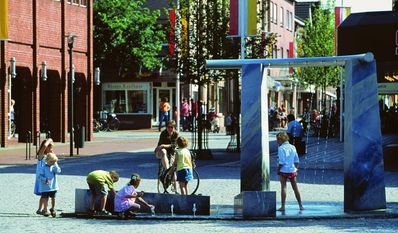 Der Brunnen aus blauen Azul-Steinblöcken und Edelstahl nimmt formal Bezug auf das Heliotrop, das wichtigste von Gauß selbst entwickelte Messgerät.
