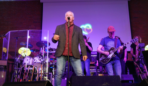 17 Sänger und eine zehnköpfige Band interpretieren bekannte Songtexte aus Pop, Rock, Folk und Jazz im Bremervörder Rathaus.