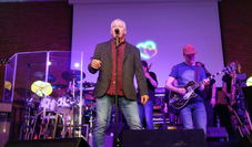 17 Sänger und eine zehnköpfige Band interpretieren bekannte Songtexte aus Pop, Rock, Folk und Jazz im Bremervörder Rathaus.