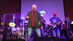17 Sänger und eine zehnköpfige Band interpretieren bekannte Songtexte aus Pop, Rock, Folk und Jazz im Bremervörder Rathaus.