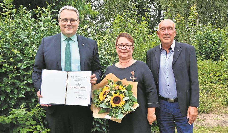 Doris Brandt wurde von Landrat Marco Prietz (li.) ausgezeichnet. Ehemann Heinz Brandt freute sich mit.