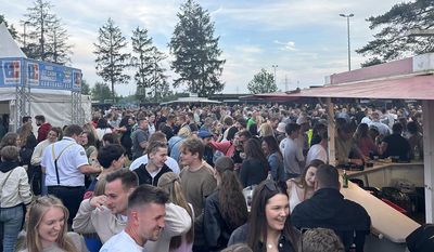 Auf der Partywiese lässt es sich bei warmen Temperaturen besonders gut feiern.