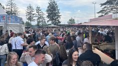 Auf der Partywiese lässt es sich bei warmen Temperaturen besonders gut feiern.