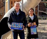 Gnarrenburgs Ortsbürgermeister Ralf Rimkus und die Vorsitzende der Touristik Gnarrenburg e. V., Melanie Blank, freuen sich auf viele strahlene Kinderaugen.