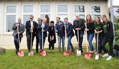 Symbolischer Spatenstich bei der Auftaktveranstaltung.