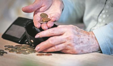Schon jetzt müssen viele Rentnerinnen jeden Cent zweimal umdrehen.