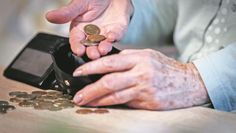 Schon jetzt müssen viele Rentnerinnen jeden Cent zweimal umdrehen.