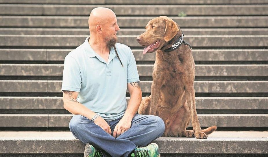 Holger Schüler mit Hund Dakota.