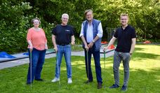 Die Mitglieder des Fördervereins um den ersten Vorsitzenden Lüder Dörgeloh (2. v. r.) wollen Kindern eine neue Attraktion am Wasserspielplatz ermöglichen.