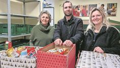 Ulla Michaelis (v. li.), Thomas Ropers und Nina Zobel vom TANDEM e.V. hatten alle Hände voll zu tun bei der Annahme der „umgekehrten Adventskalender“.
