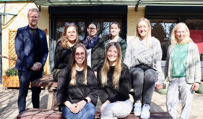 (v. l.) Florian Lührsen, Angelika Bachholz, Anika Huxoll, Linda Gehrmann, Kimberly Hartung und Gabriele Haar freuen sich mit den Absolventinnen des Lehrgangs: Kristina Müller und Stella Höljes (sitzend).