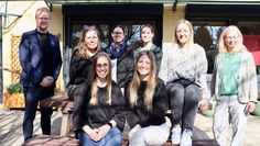(v. l.) Florian Lührsen, Angelika Bachholz, Anika Huxoll, Linda Gehrmann, Kimberly Hartung und Gabriele Haar freuen sich mit den Absolventinnen des Lehrgangs: Kristina Müller und Stella Höljes (sitzend).