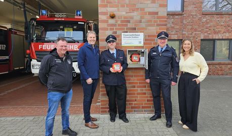 Die offizielle Übergabe des AED in Stubben: (v. l.) André Holscher, Guido Dieckmann, Kai von Oesen, Ralf Meyer und Justine Brandt.