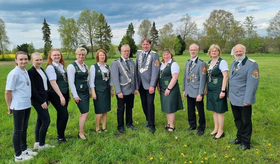 Die amtierende Königsfamilie in Adolphsdorf mit König Volker Behrens (5. v. re.) und Königin Iris Behrens (re. daneben)
