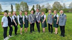Die amtierende Königsfamilie in Adolphsdorf mit König Volker Behrens (5. v. re.) und Königin Iris Behrens (re. daneben)