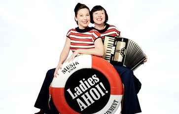 Frontlady Birgit Lünsmann (links) und Akkordeonistin Natalie Böttcher sind ein eingespieltes Team.