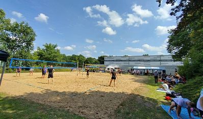 Beim Beachturnier können die Hobbysportler:innen ihr Können unter Beweis stellen.