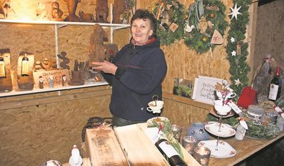 Der Weihnachtsmarkt bietet die perfekte Gelegenheit, um mit Freunden einen entspannten Abend zu verbringen.