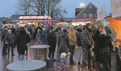 Der Weihnachtsmarkt bietet die perfekte Gelegenheit, um mit Freunden einen entspannten Abend zu verbringen.