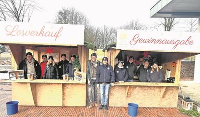 Der Weihnachtsmarkt bietet die perfekte Gelegenheit, um mit Freunden einen entspannten Abend zu verbringen.