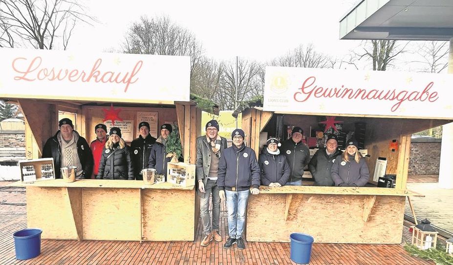 Der Weihnachtsmarkt bietet die perfekte Gelegenheit, um mit Freunden einen entspannten Abend zu verbringen.