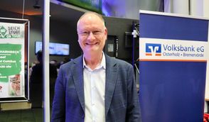 Sven Plöger, ist vielen Menschen bekannt als „Wetterfrosch“ der ARD und in Fernsehsendungen wie den „Tagesthemen“ und „Wetter vor acht„ zu sehen.