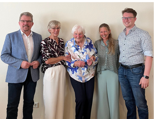 Helga Köster (Mitte) im Kreise ihrer Familie und Bürgermeister Jürgen Kuck (links).