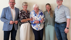 Helga Köster (Mitte) im Kreise ihrer Familie und Bürgermeister Jürgen Kuck (links).
